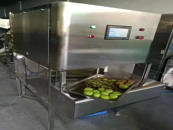 apple peeler is processing kiwis