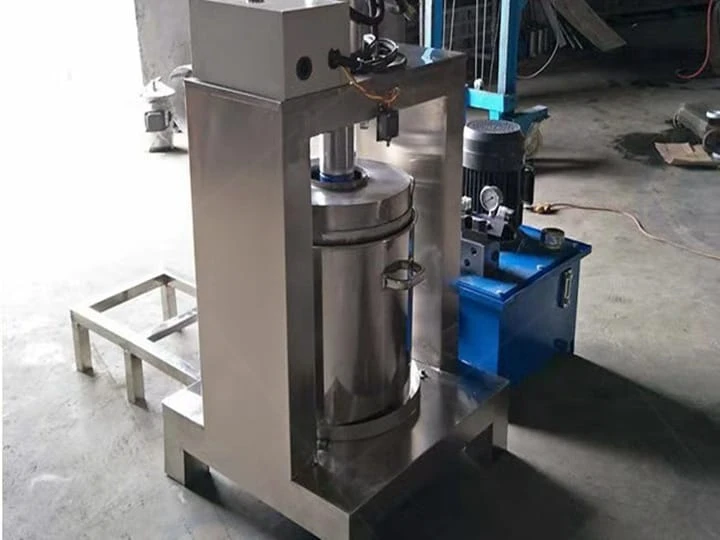 Single cylinder hydraulic juicing machine