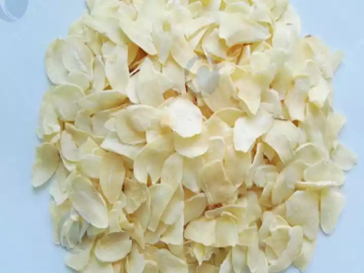 Dry garlic slices are easy to store